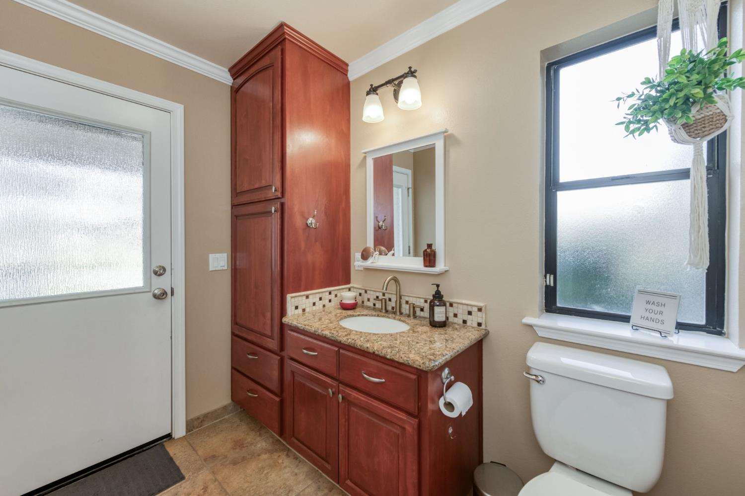 6090 Amber Ave, Clovis, CA 93619