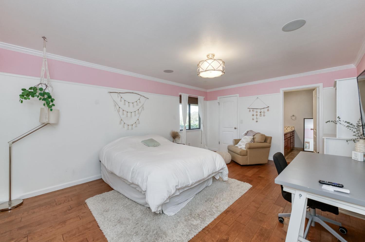 6090 Amber Ave, Clovis, CA 93619