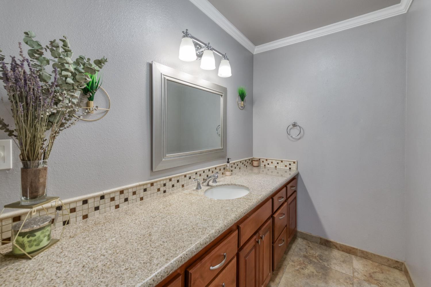 6090 Amber Ave, Clovis, CA 93619