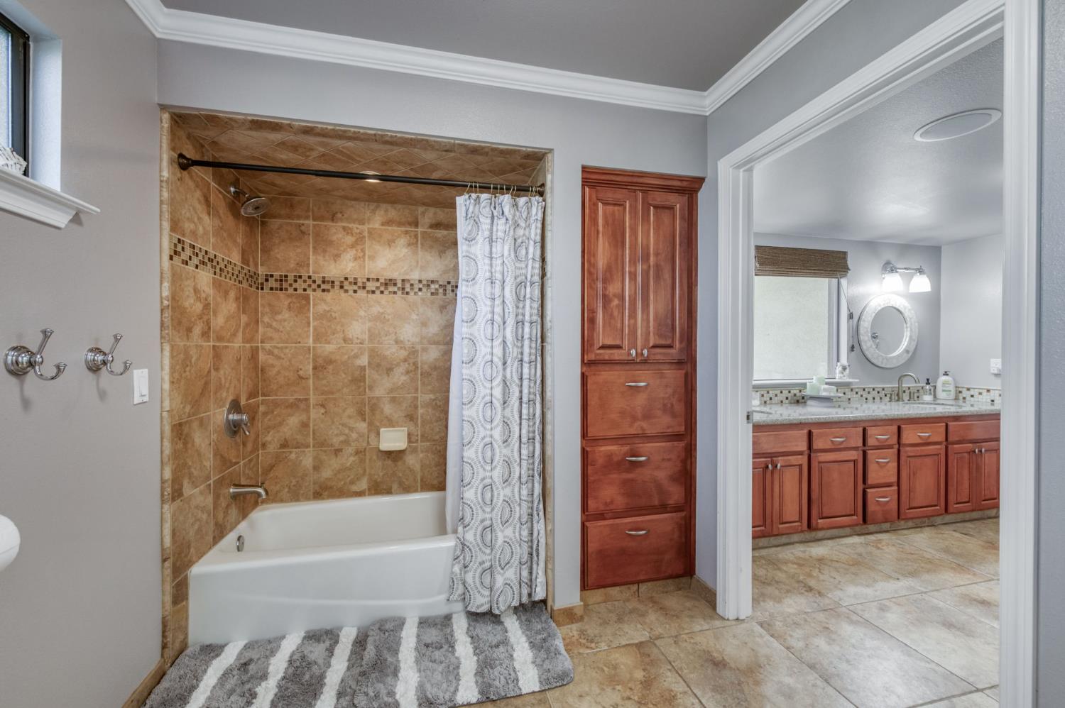 6090 Amber Ave, Clovis, CA 93619