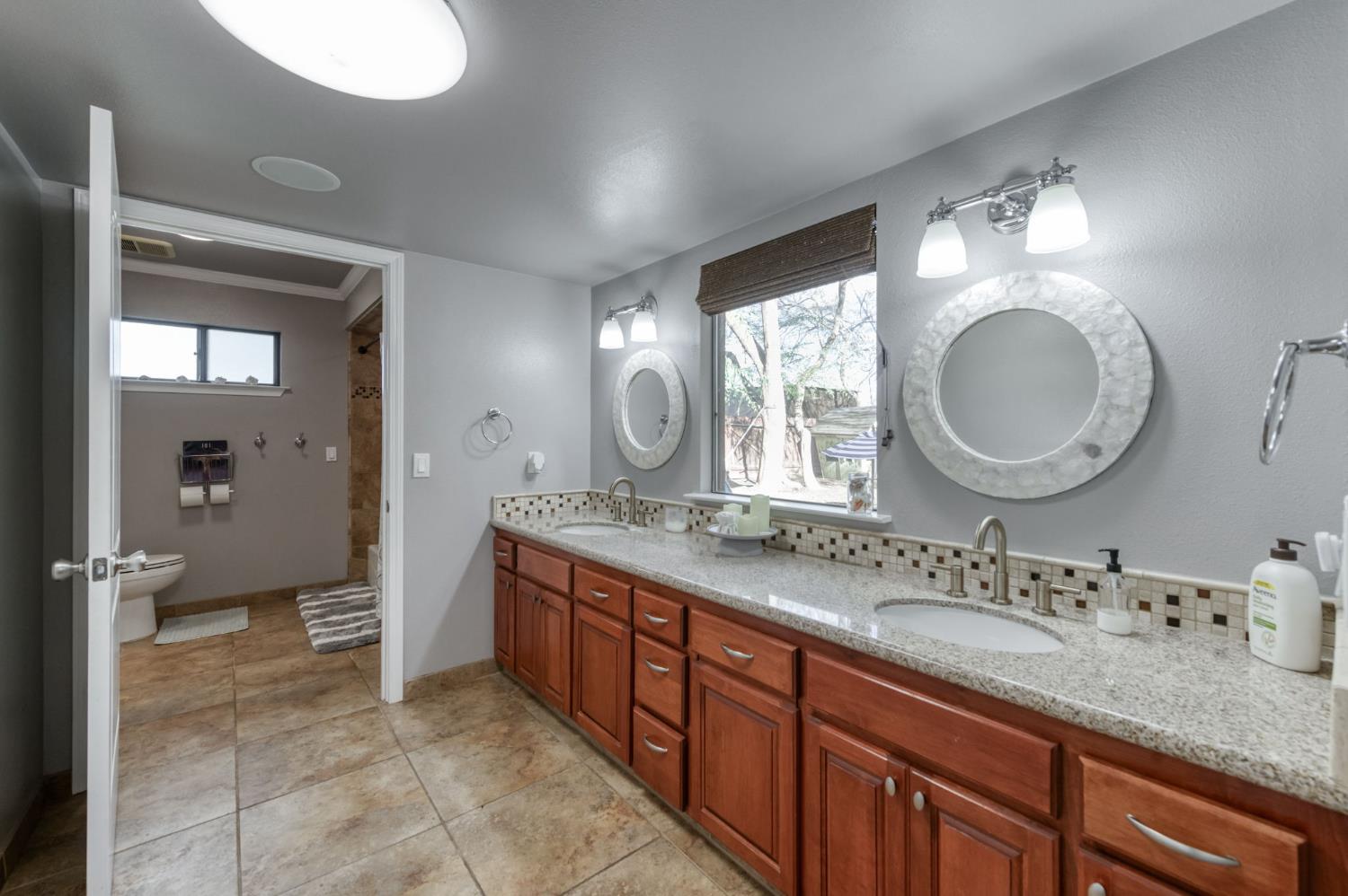 6090 Amber Ave, Clovis, CA 93619