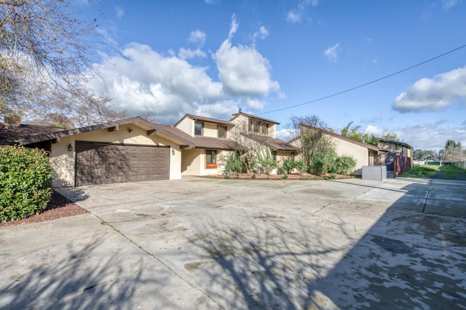 6090 Amber Ave, Clovis, CA 93619