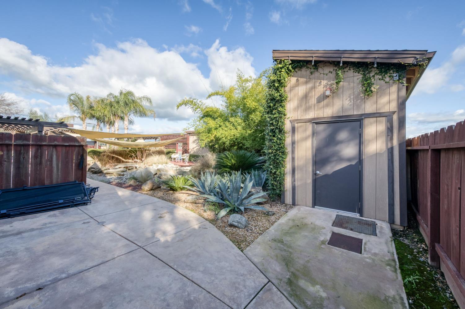 6090 Amber Ave, Clovis, CA 93619