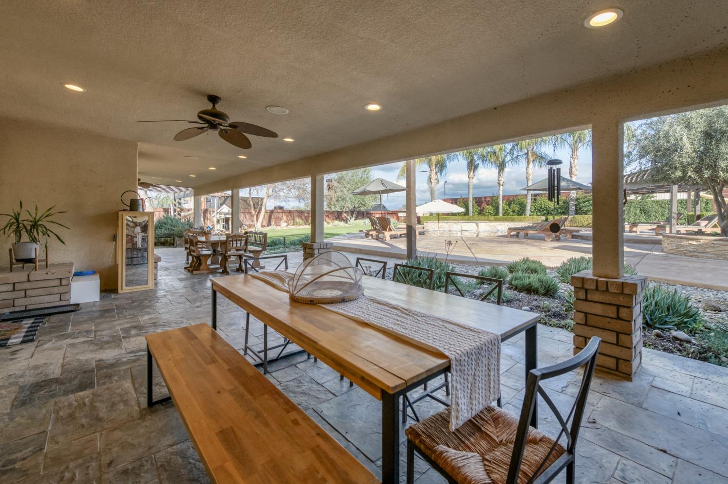 6090 Amber Ave, Clovis, CA 93619