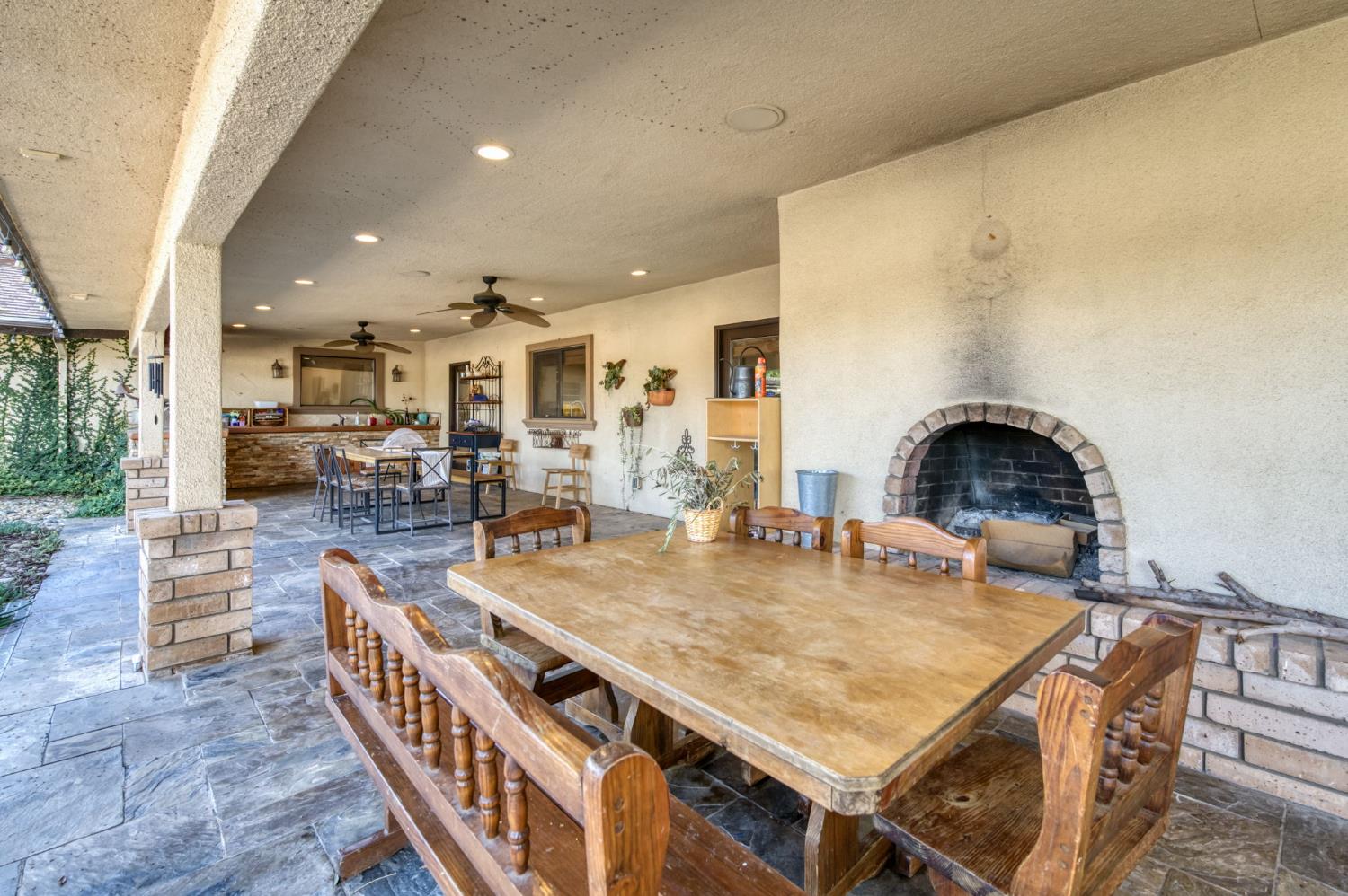 6090 Amber Ave, Clovis, CA 93619