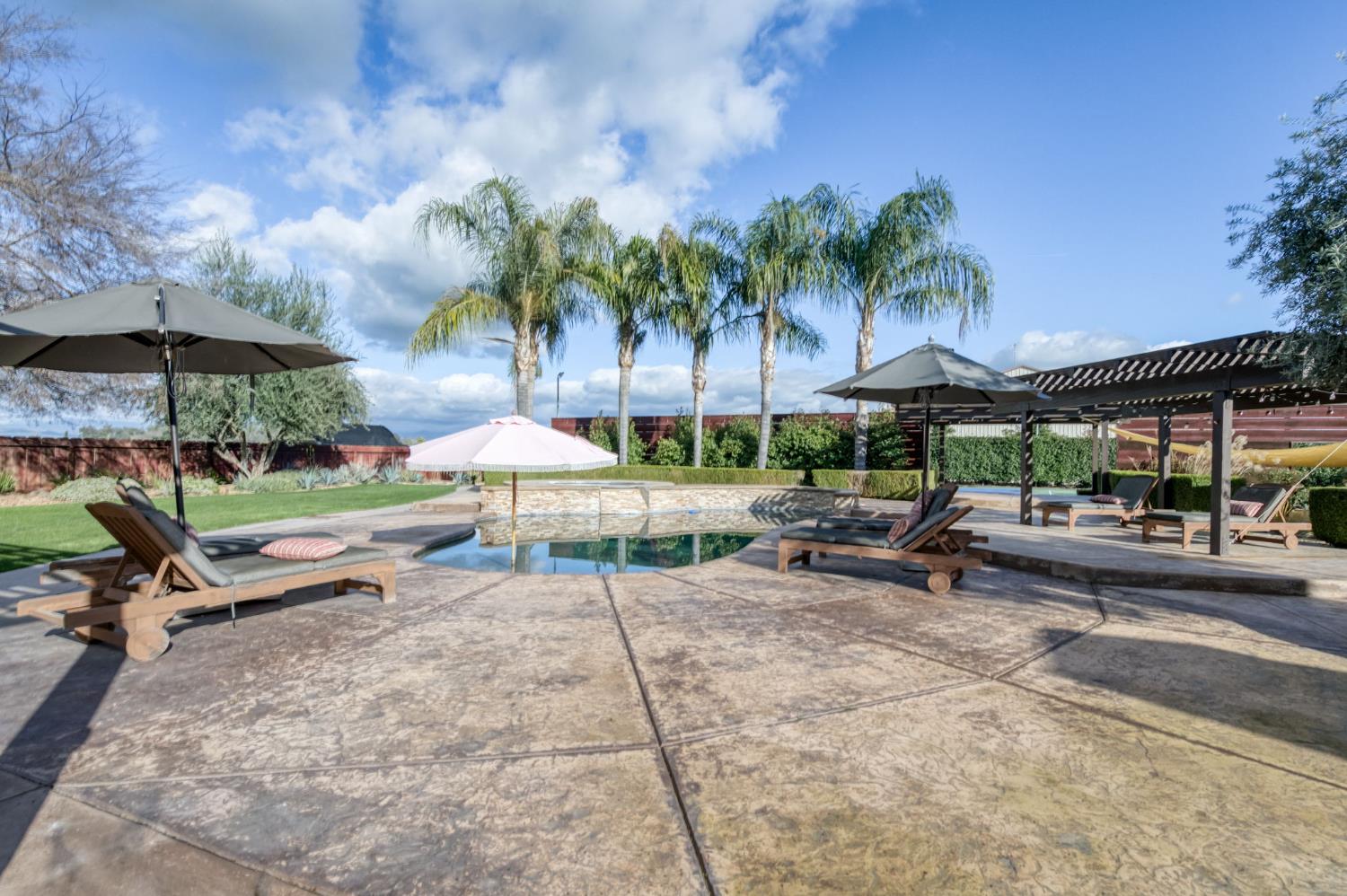 6090 Amber Ave, Clovis, CA 93619