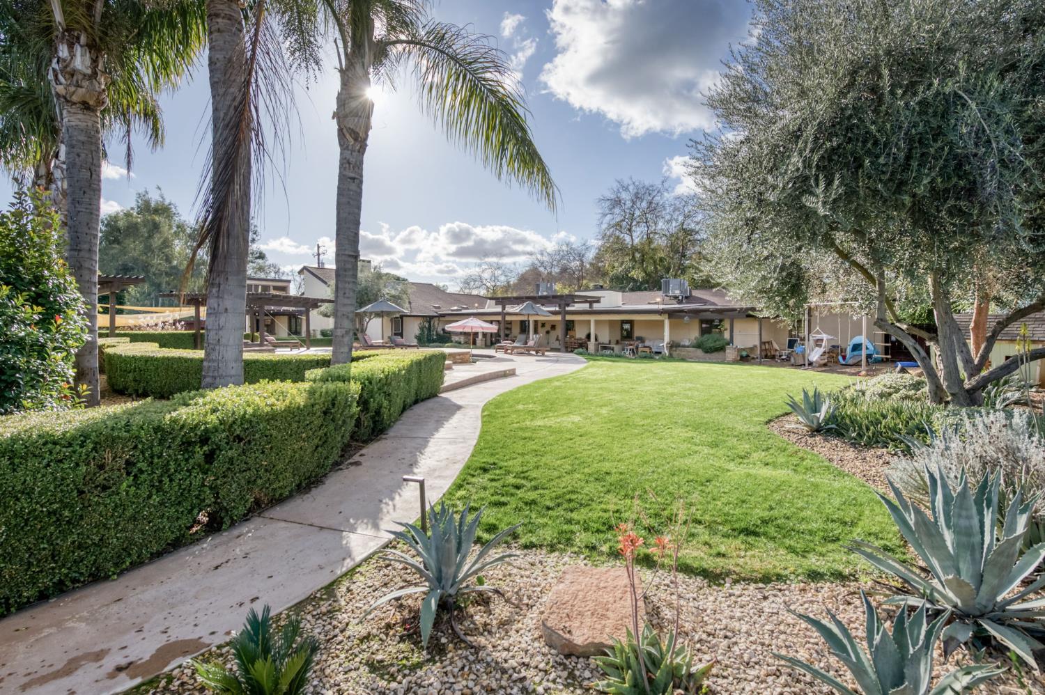 6090 Amber Ave, Clovis, CA 93619