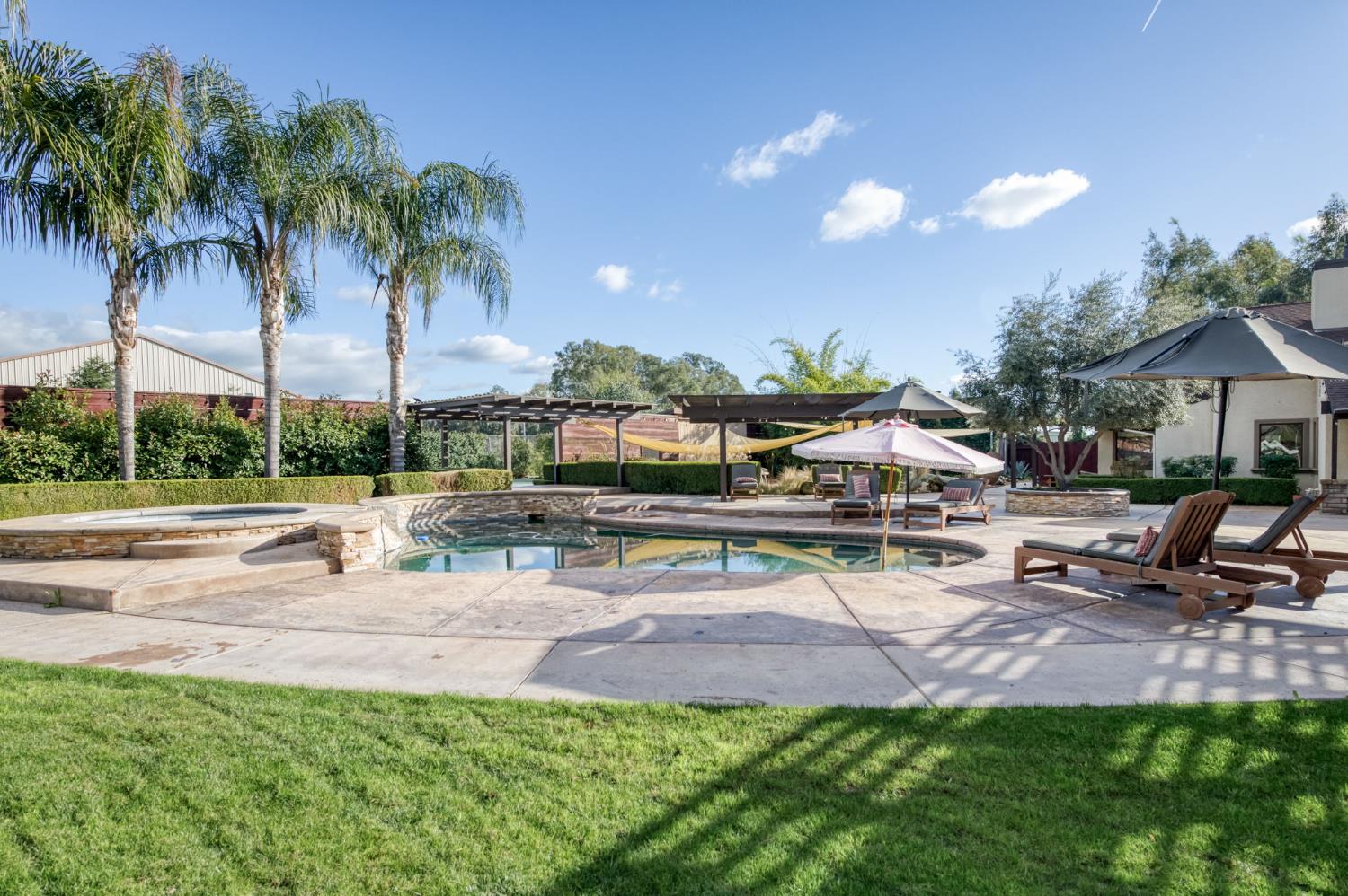 6090 Amber Ave, Clovis, CA 93619