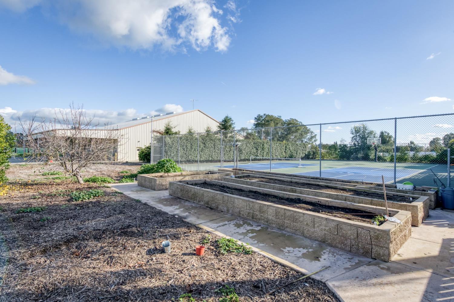 6090 Amber Ave, Clovis, CA 93619