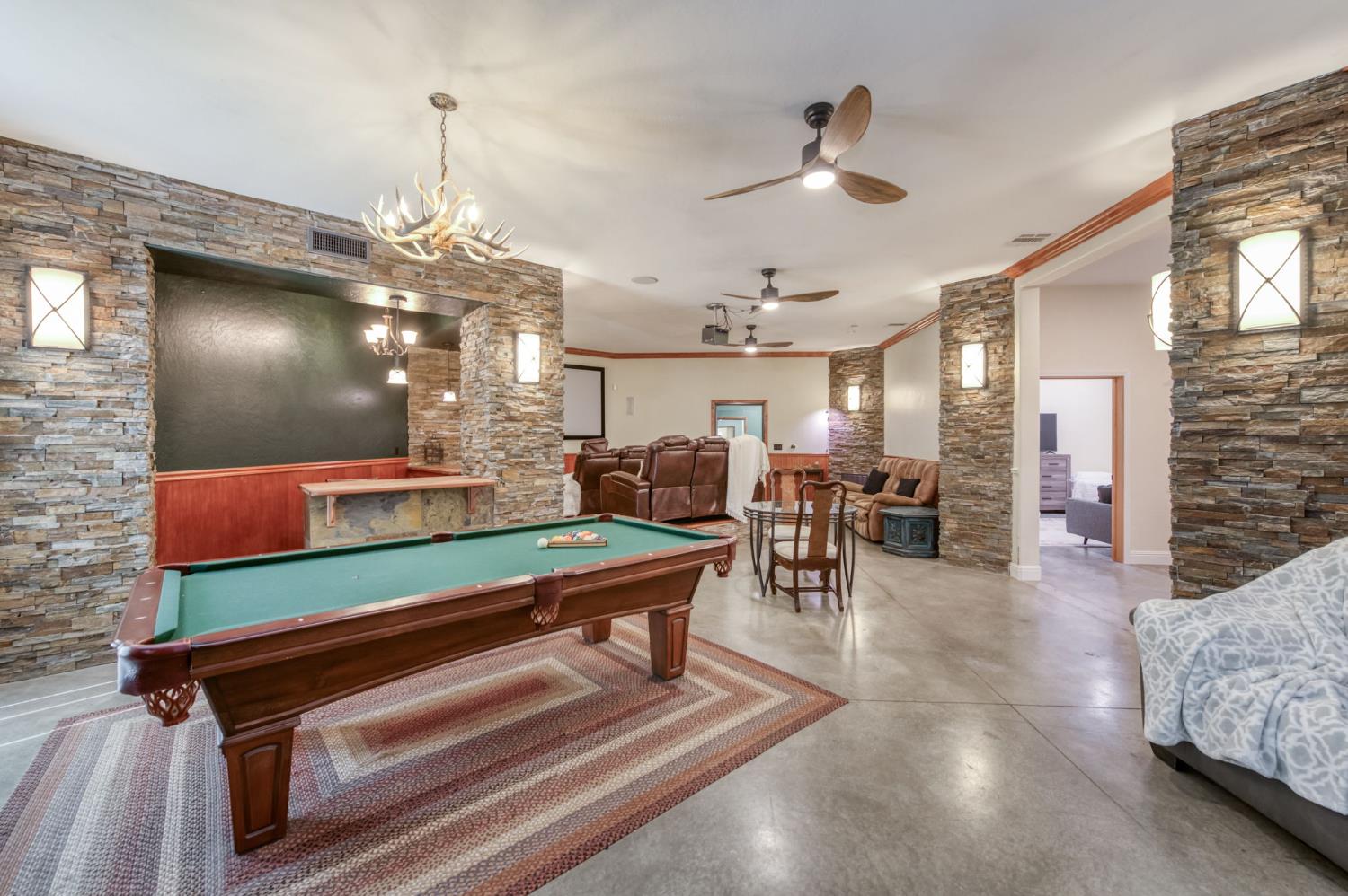 6090 Amber Ave, Clovis, CA 93619