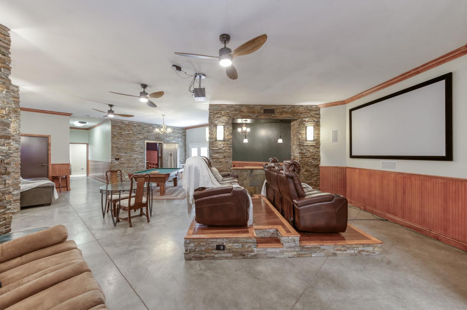 6090 Amber Ave, Clovis, CA 93619