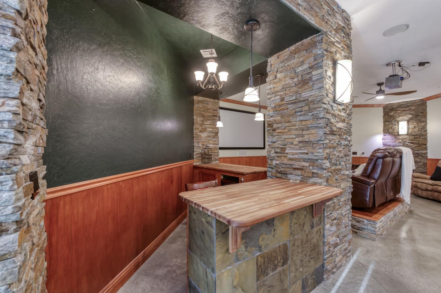 6090 Amber Ave, Clovis, CA 93619