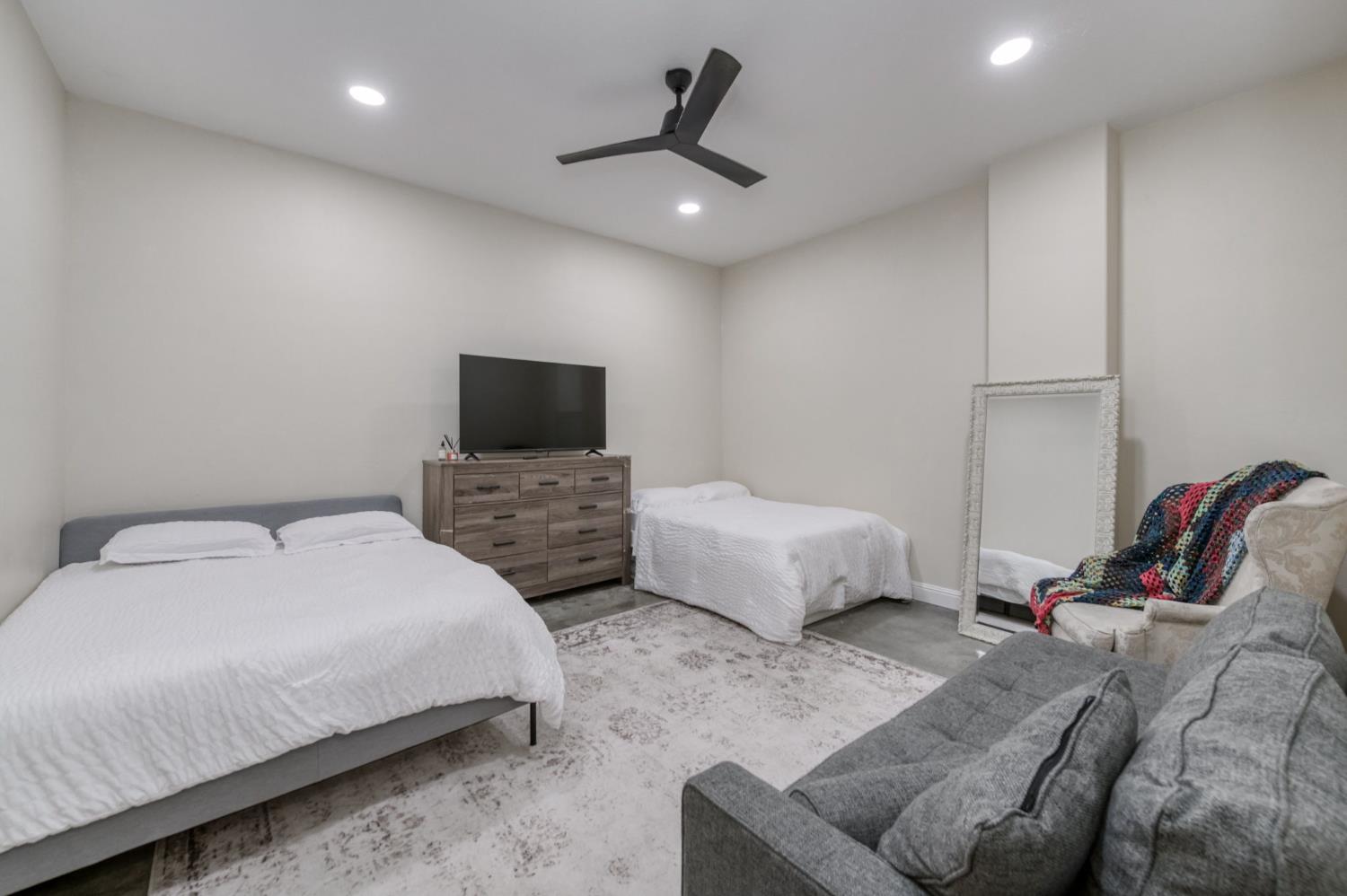 6090 Amber Ave, Clovis, CA 93619