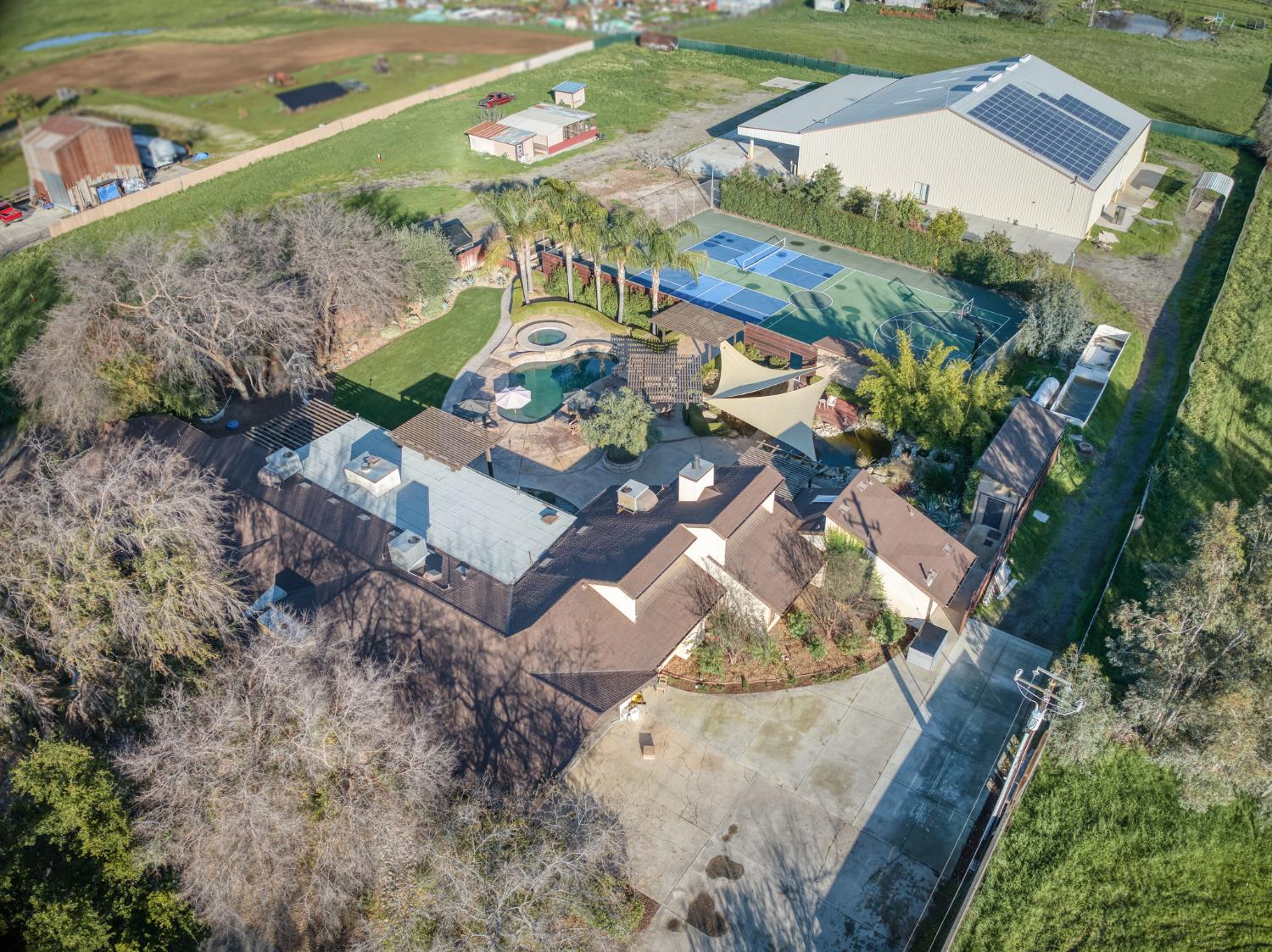 6090 Amber Ave, Clovis, CA 93619