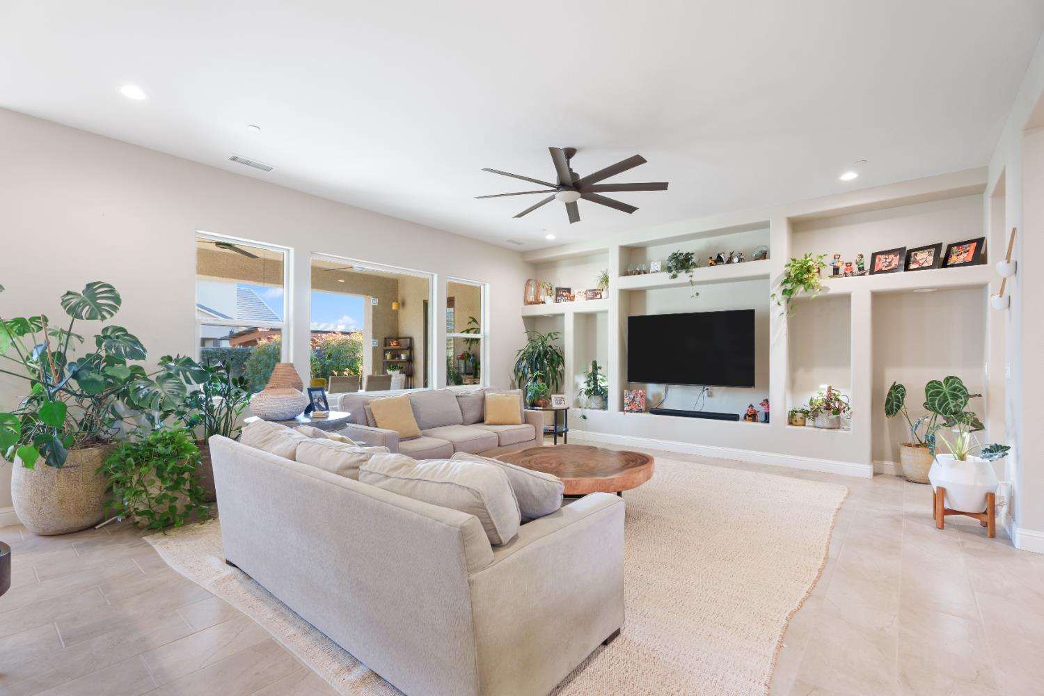 822 Overstone Ave Ave, Madera, CA 93636