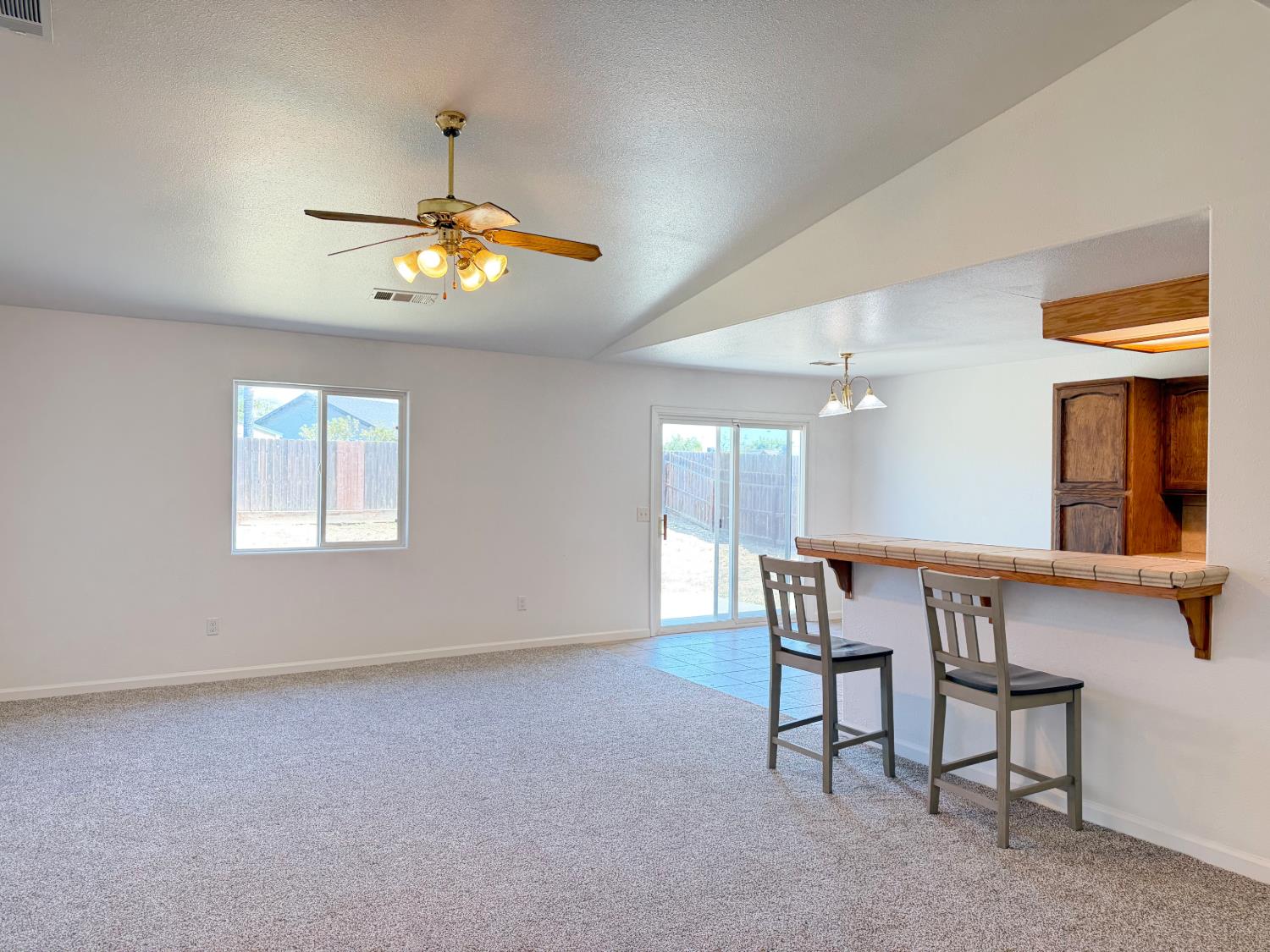 946 W Mammoth Pool Way, Hanford, CA 93230