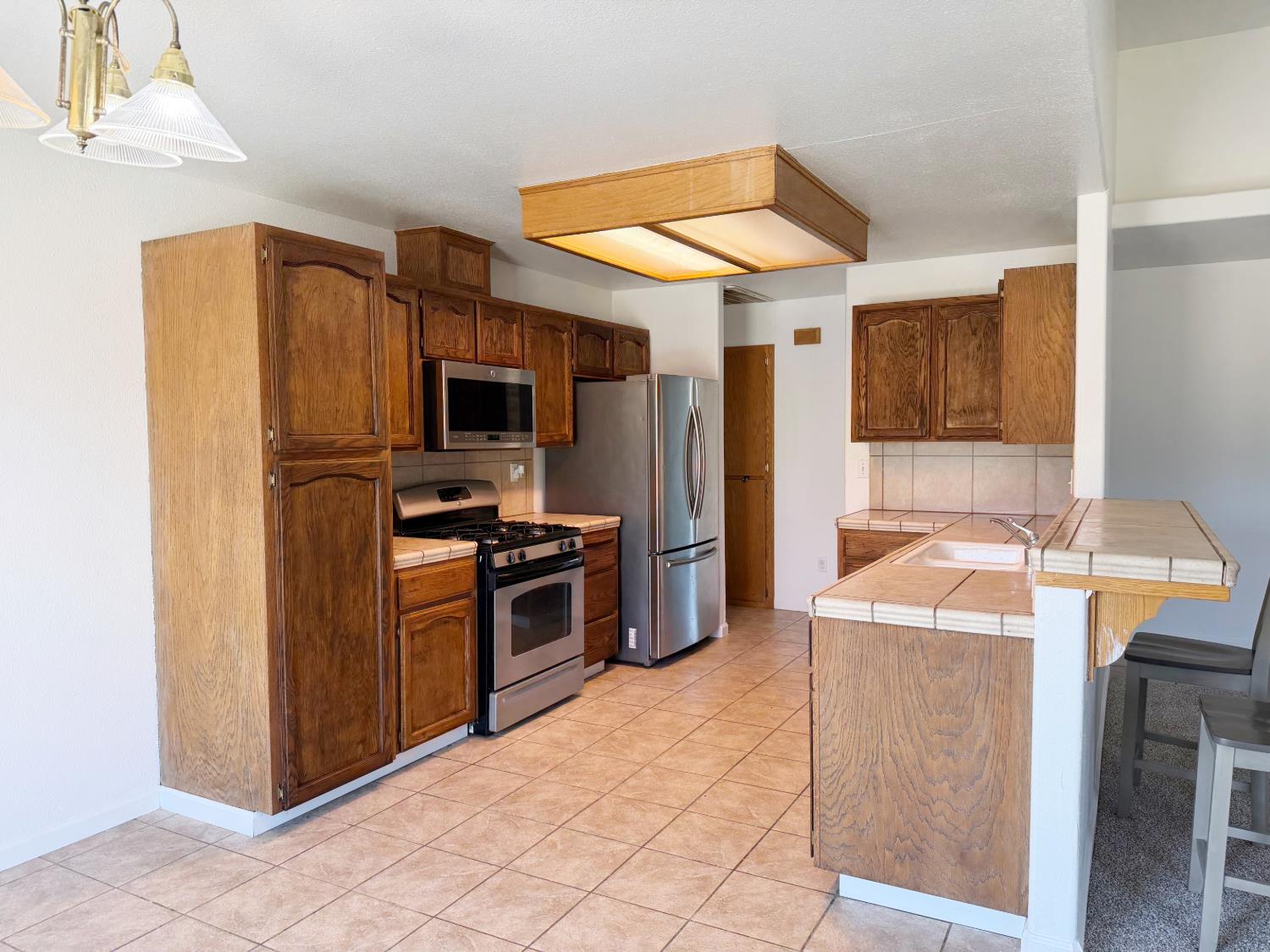 946 W Mammoth Pool Way, Hanford, CA 93230