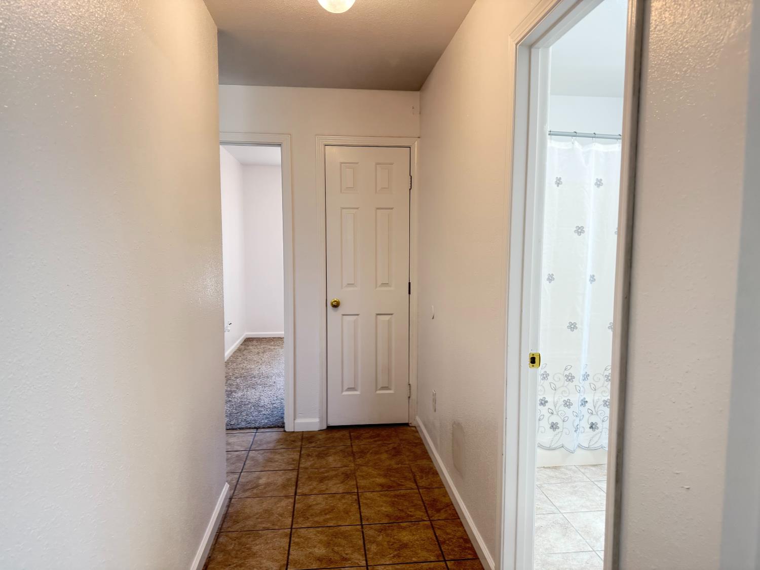 946 W Mammoth Pool Way, Hanford, CA 93230