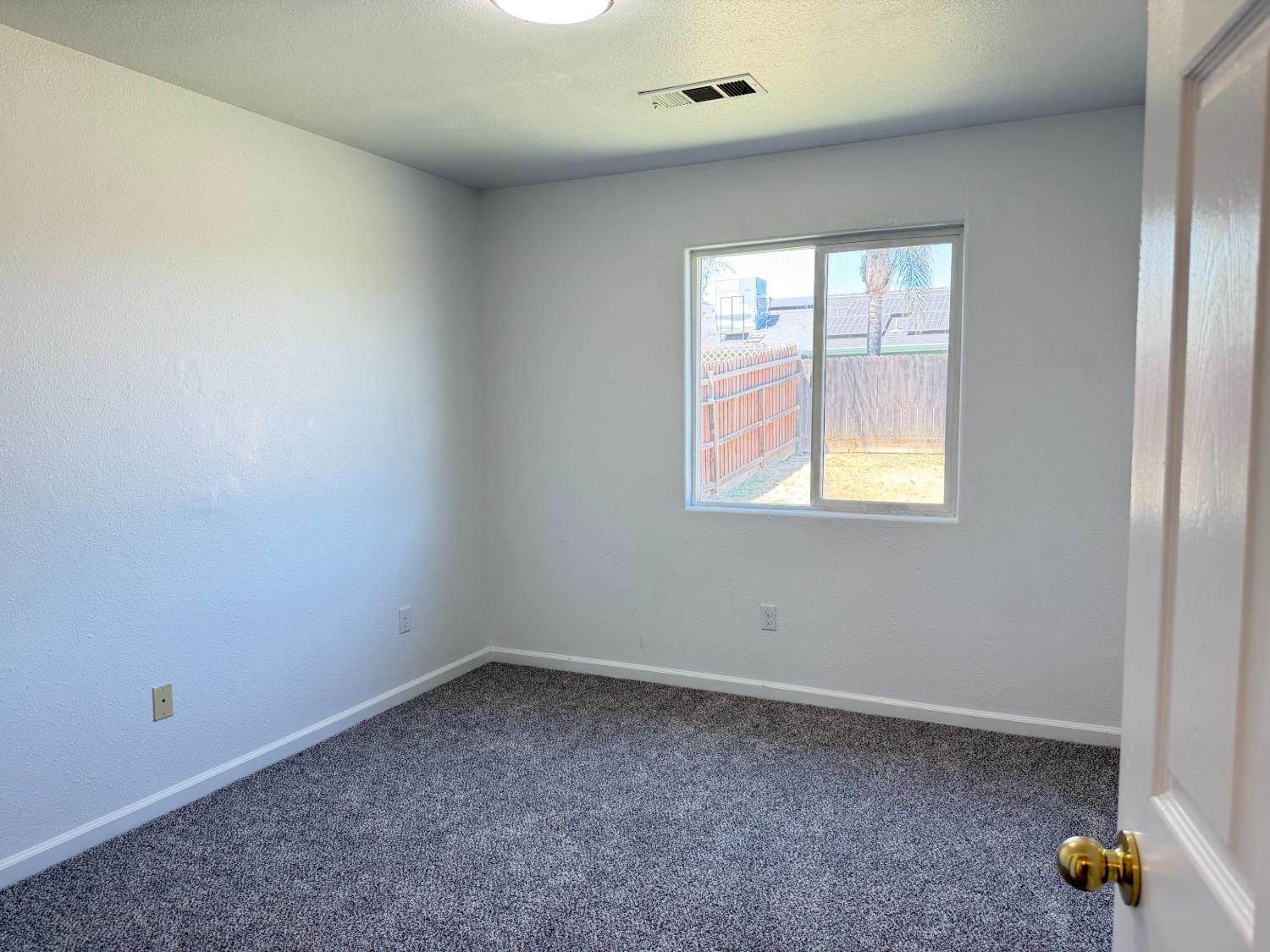 946 W Mammoth Pool Way, Hanford, CA 93230