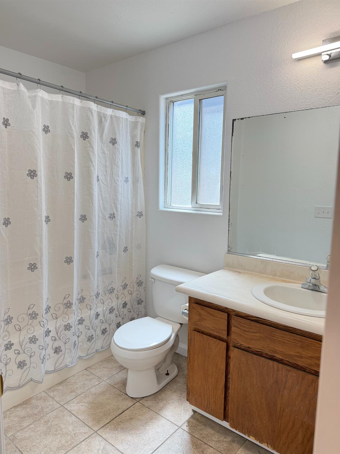 946 W Mammoth Pool Way, Hanford, CA 93230