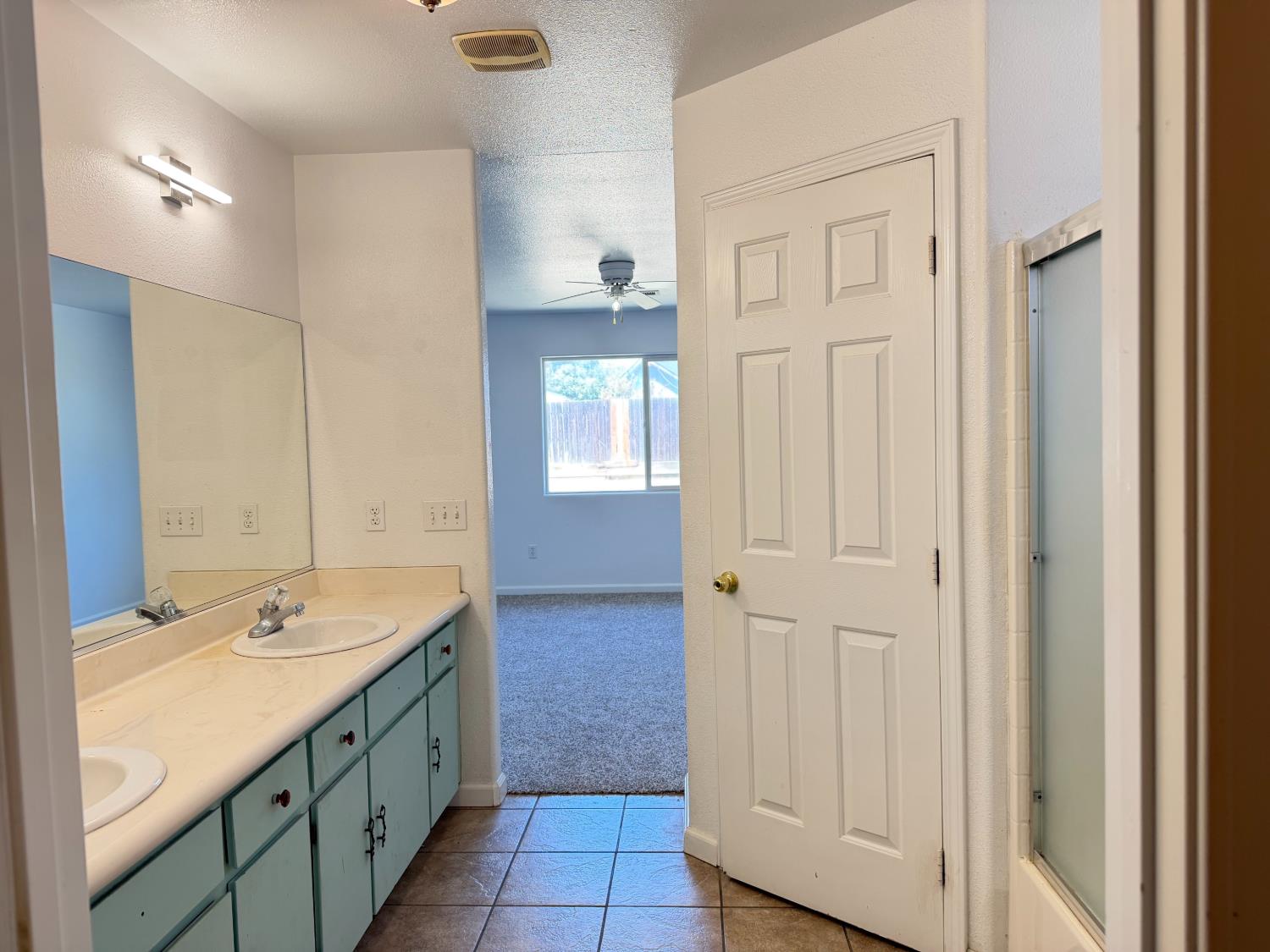 946 W Mammoth Pool Way, Hanford, CA 93230