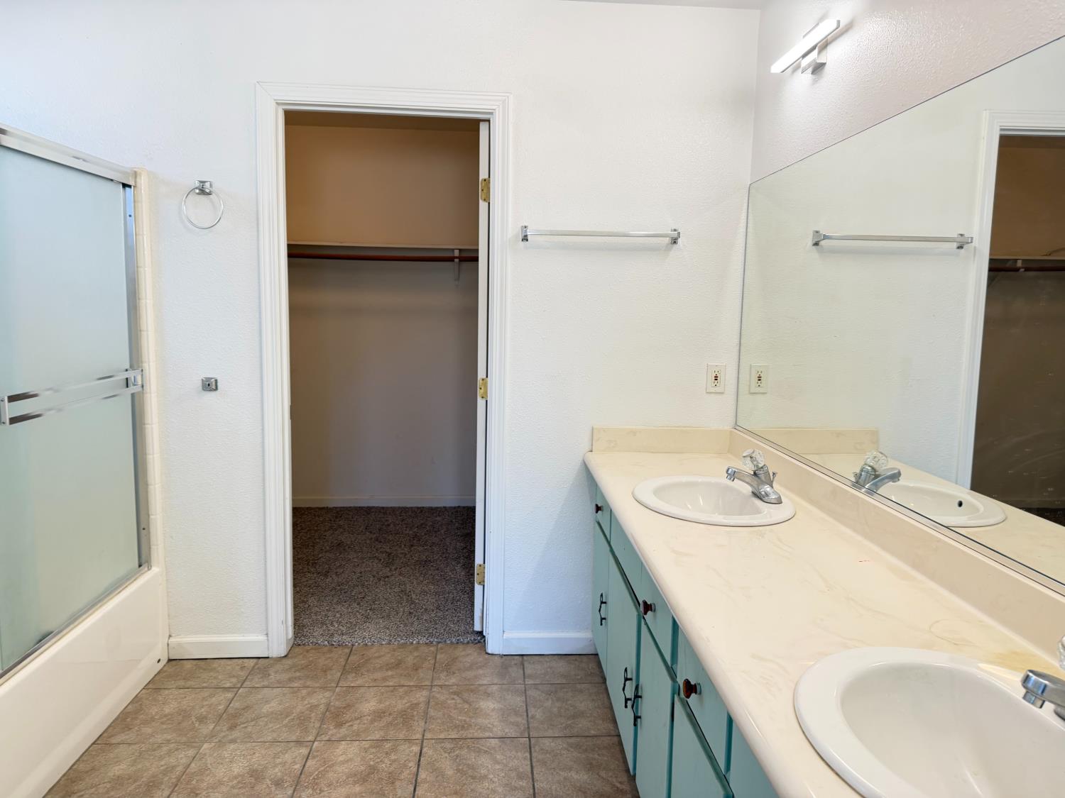 946 W Mammoth Pool Way, Hanford, CA 93230
