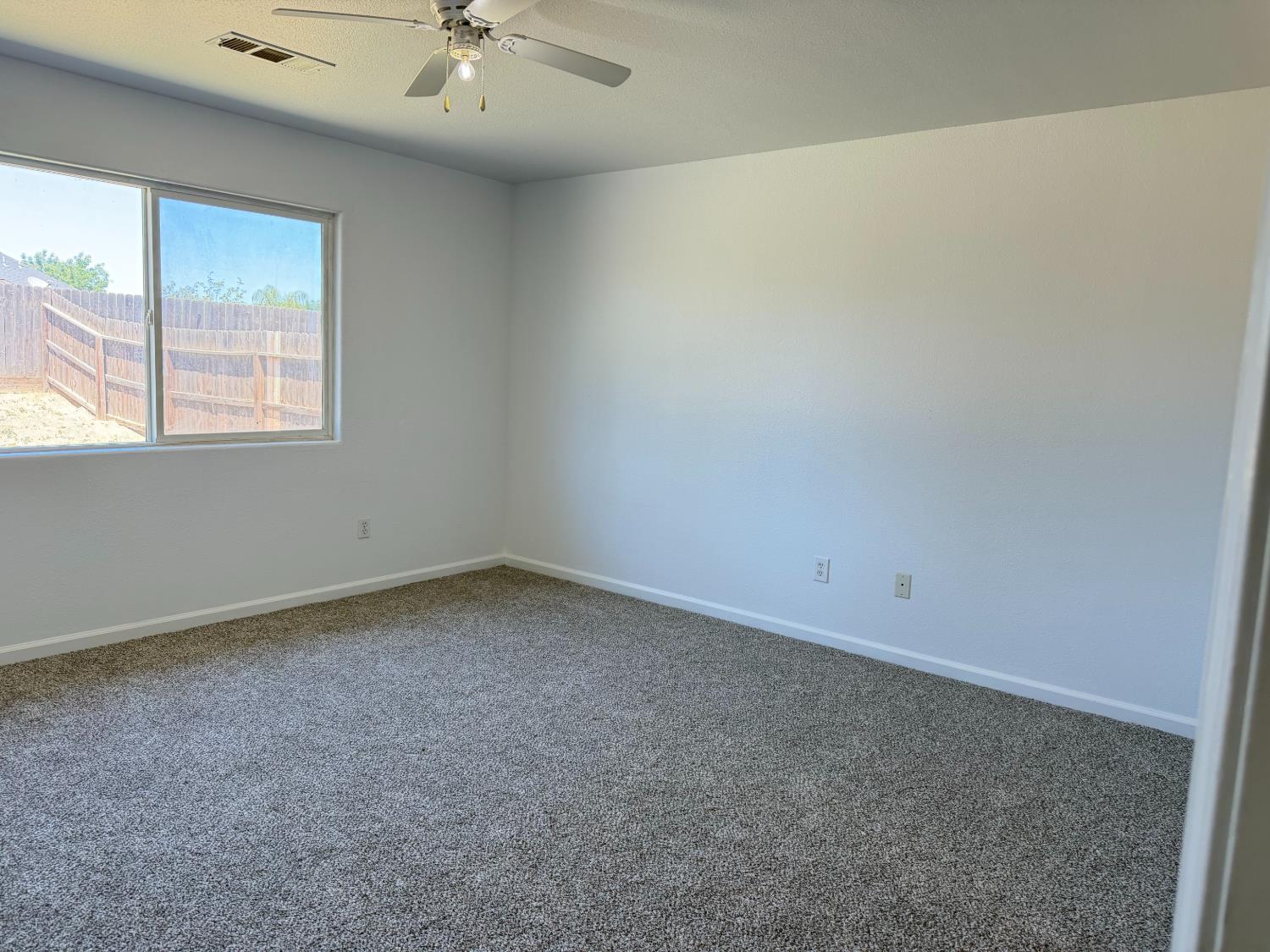 946 W Mammoth Pool Way, Hanford, CA 93230