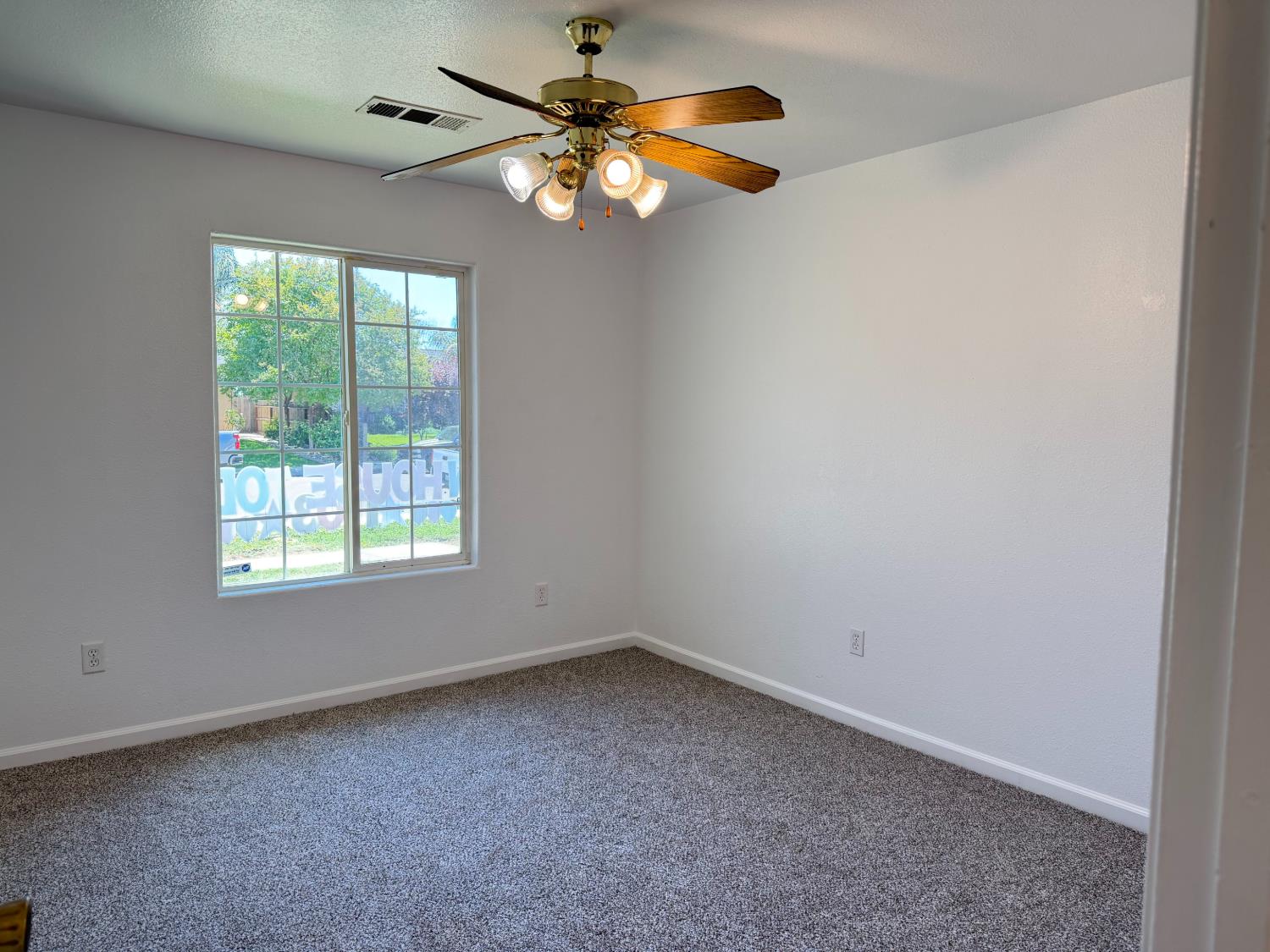 946 W Mammoth Pool Way, Hanford, CA 93230