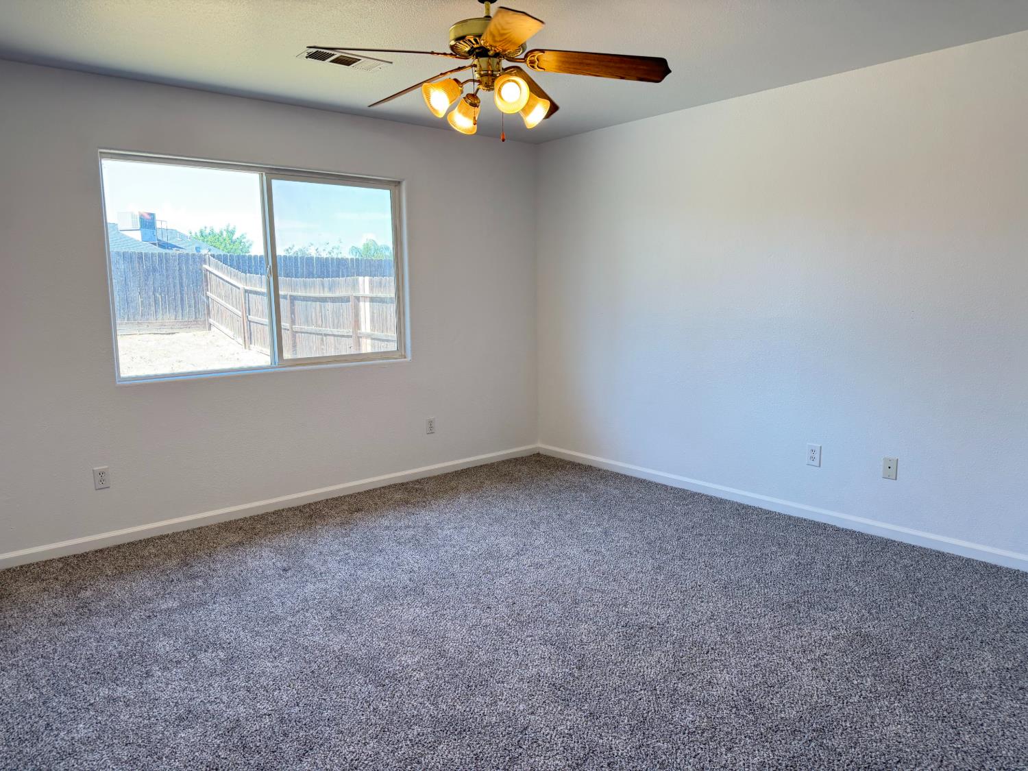 946 W Mammoth Pool Way, Hanford, CA 93230