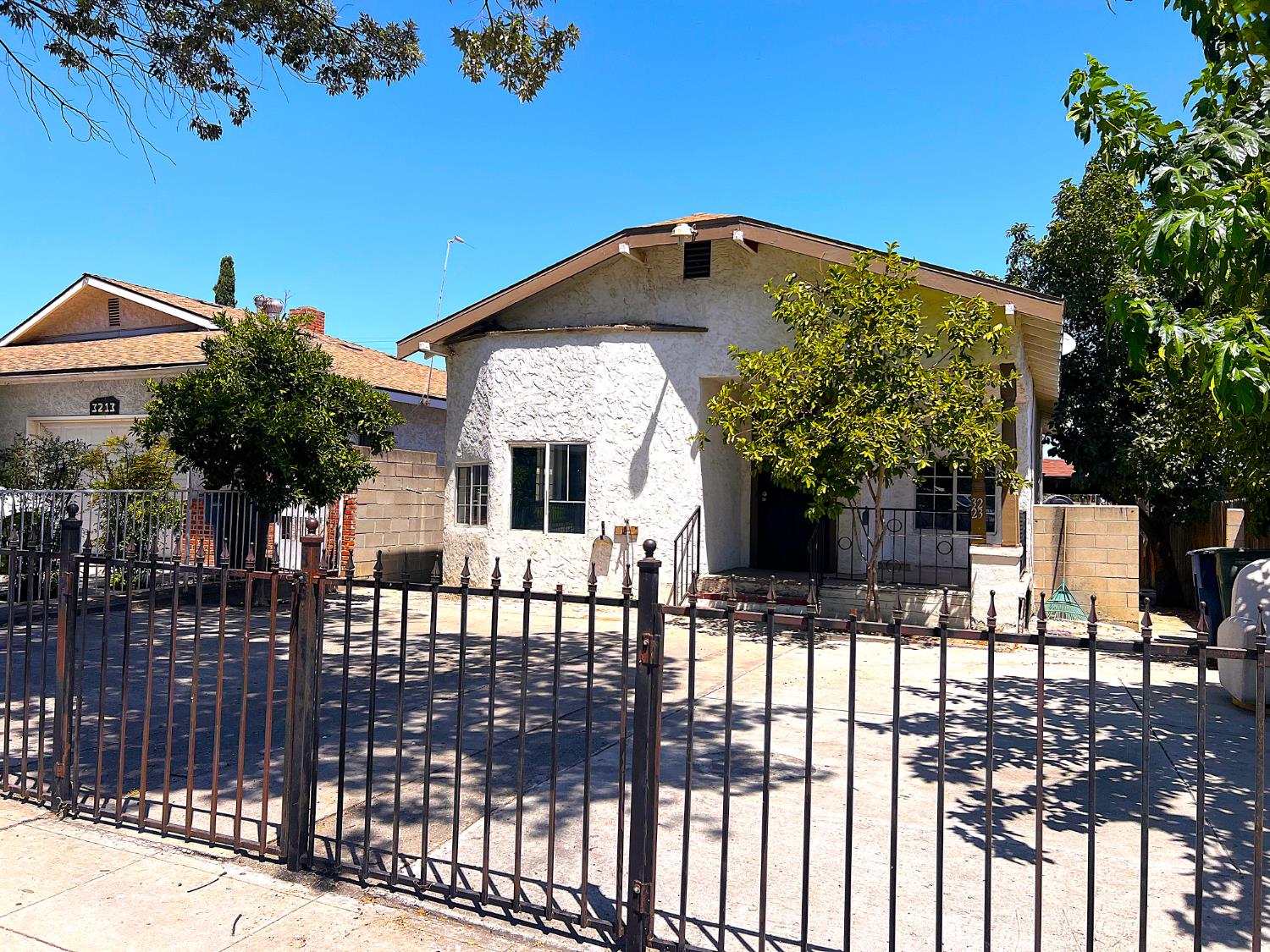 3223 E Madison Ave, Fresno, CA 93702