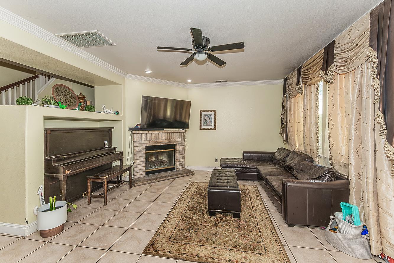 1903 N Sunny Ln E, Reedley, CA 93654