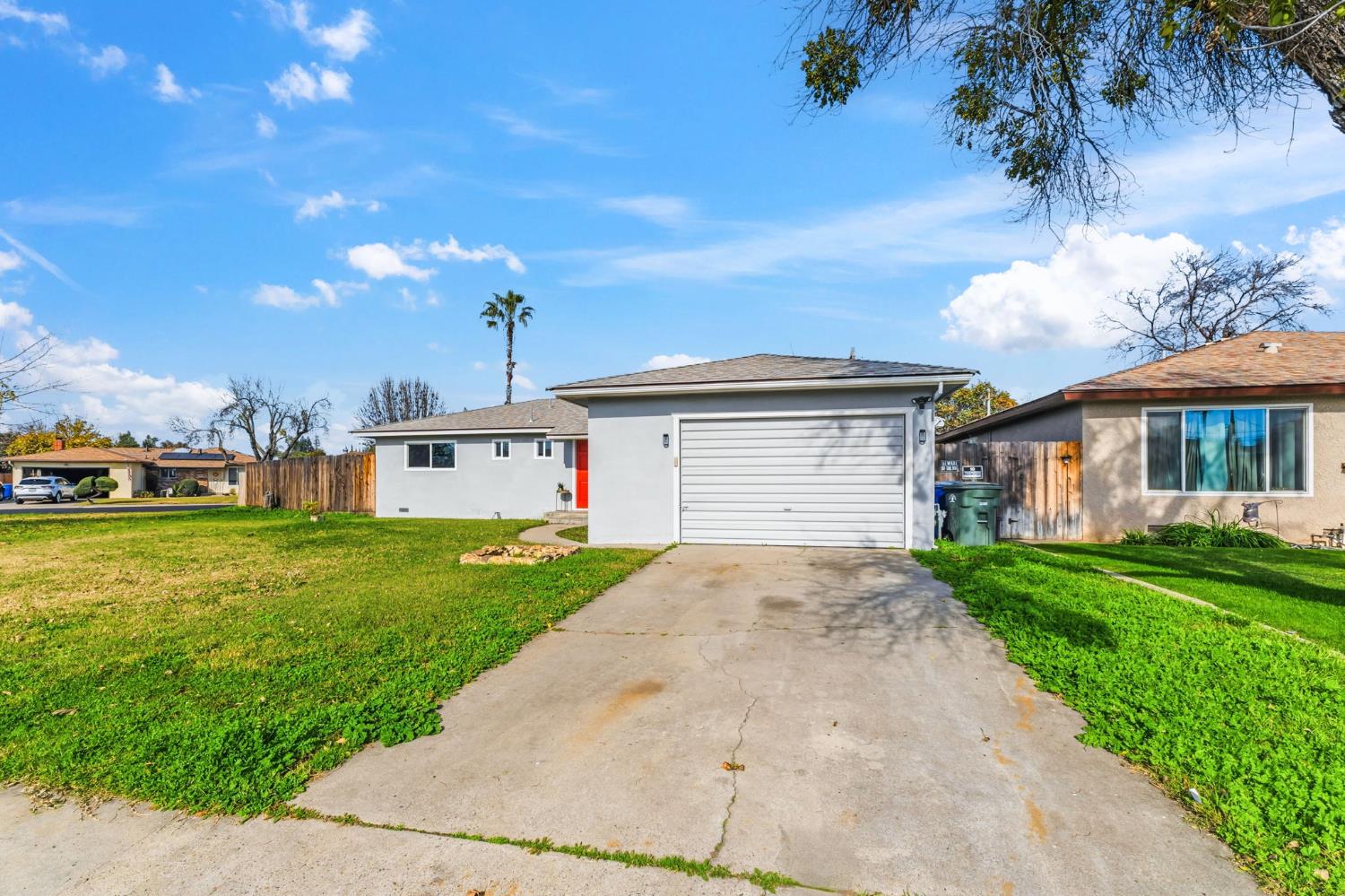 647 W Dennis Dr, Clovis, CA 93612