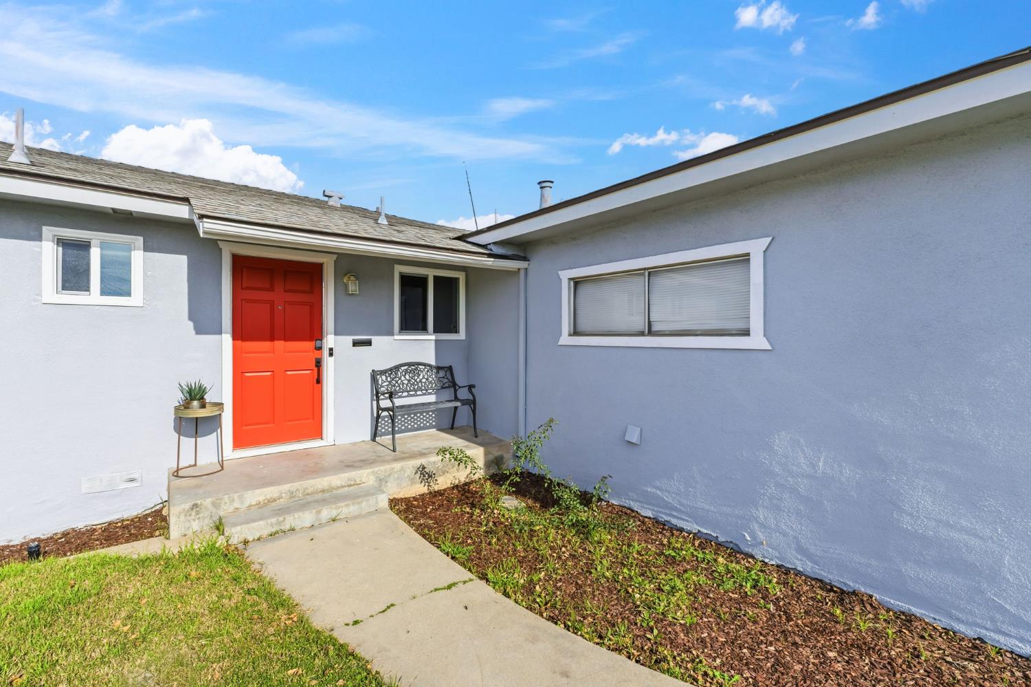 647 W Dennis Dr, Clovis, CA 93612