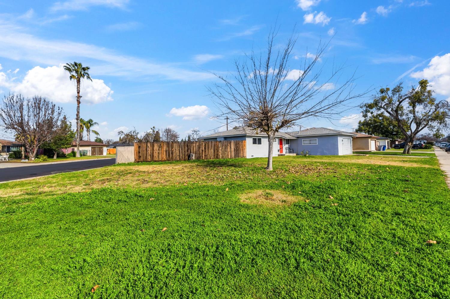 647 W Dennis Dr, Clovis, CA 93612