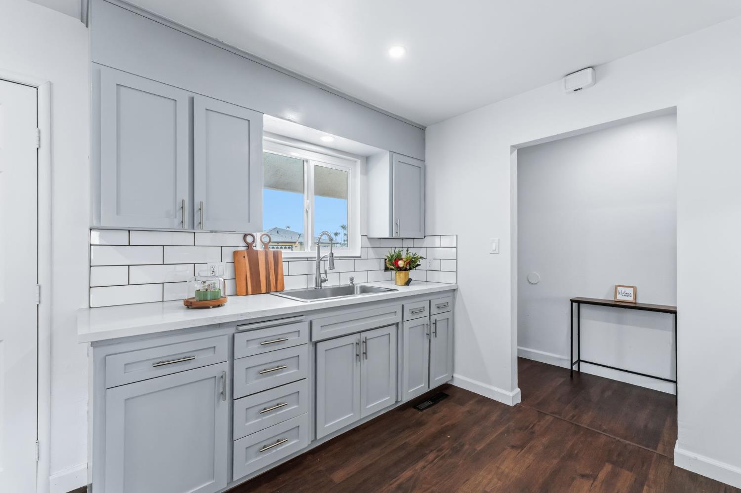 647 W Dennis Dr, Clovis, CA 93612