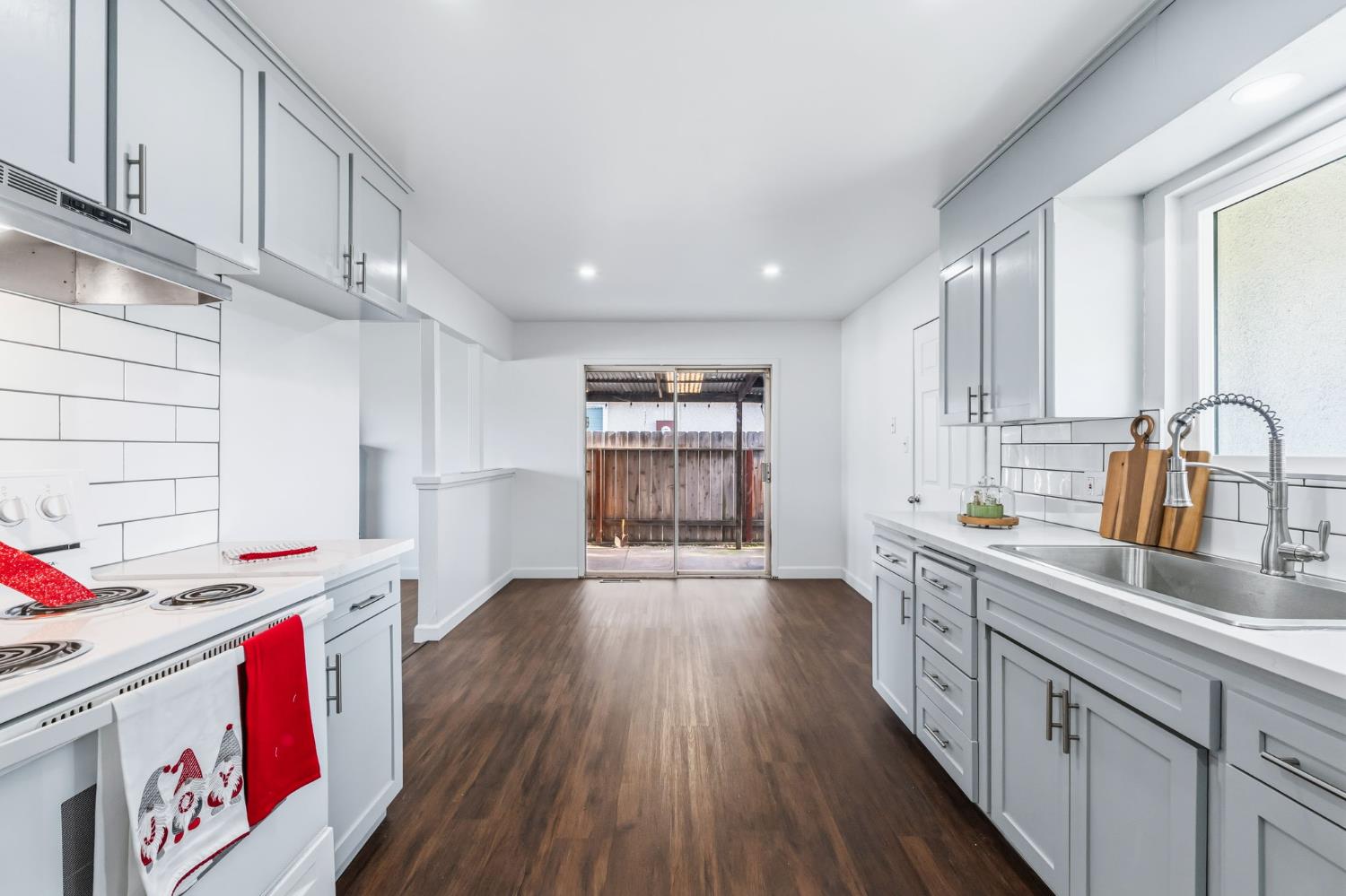 647 W Dennis Dr, Clovis, CA 93612