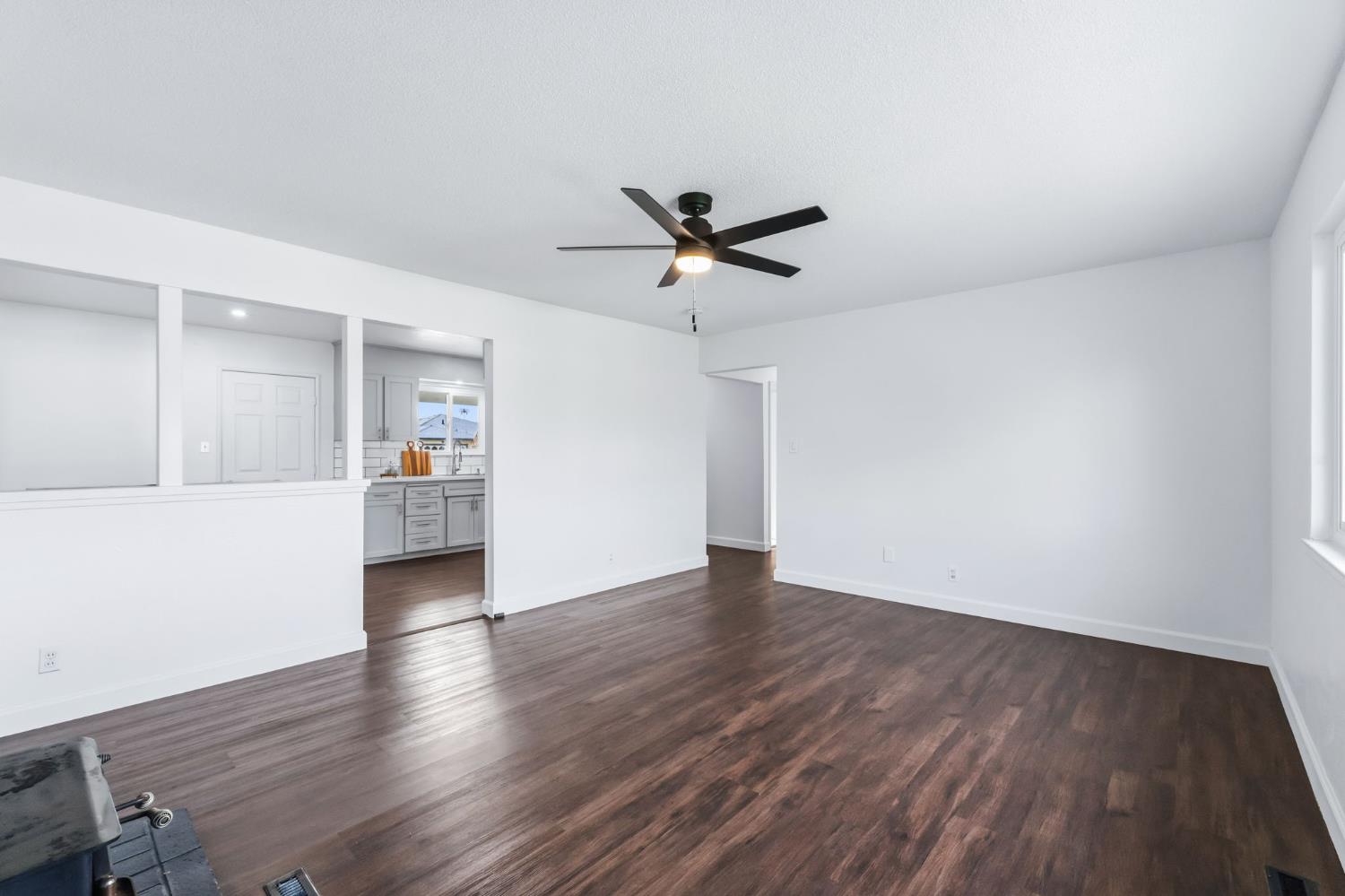 647 W Dennis Dr, Clovis, CA 93612