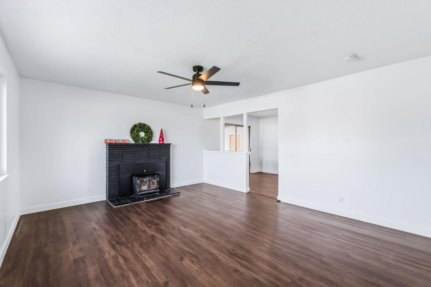 647 W Dennis Dr, Clovis, CA 93612