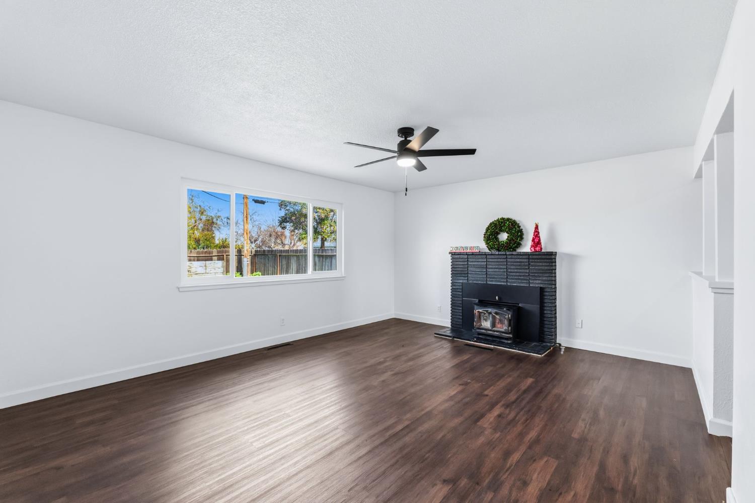 647 W Dennis Dr, Clovis, CA 93612