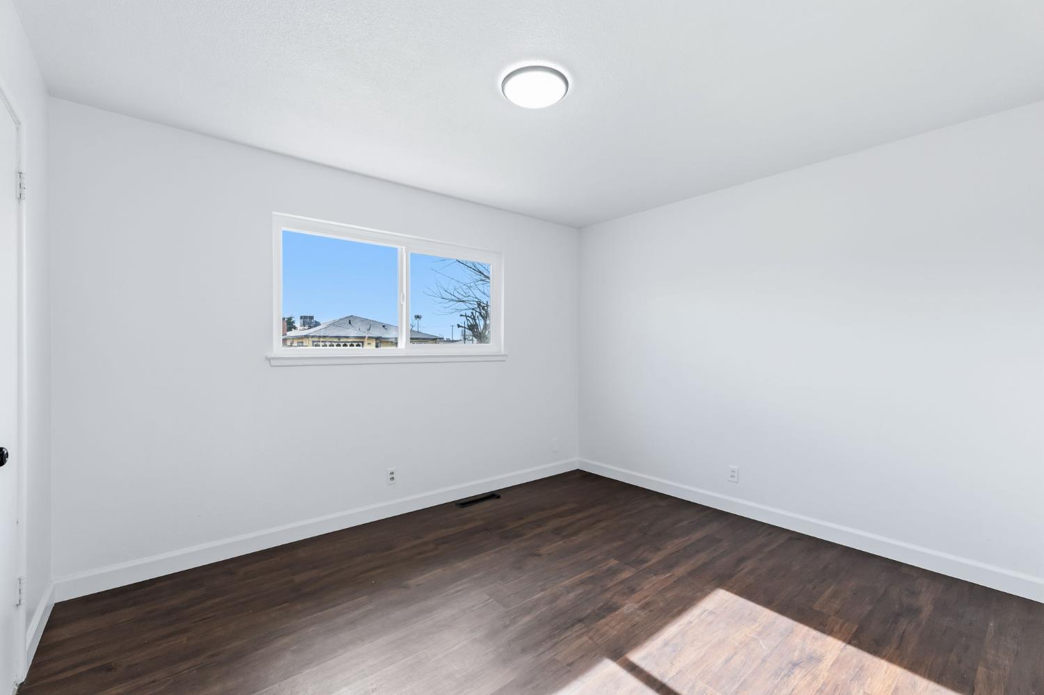 647 W Dennis Dr, Clovis, CA 93612