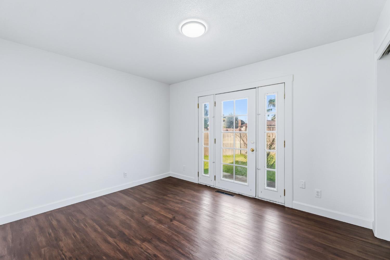 647 W Dennis Dr, Clovis, CA 93612