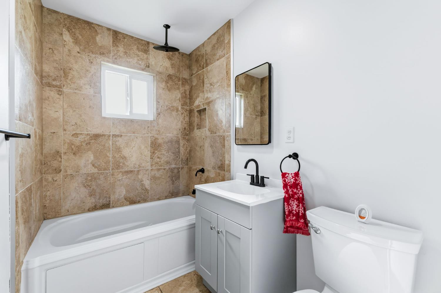 647 W Dennis Dr, Clovis, CA 93612