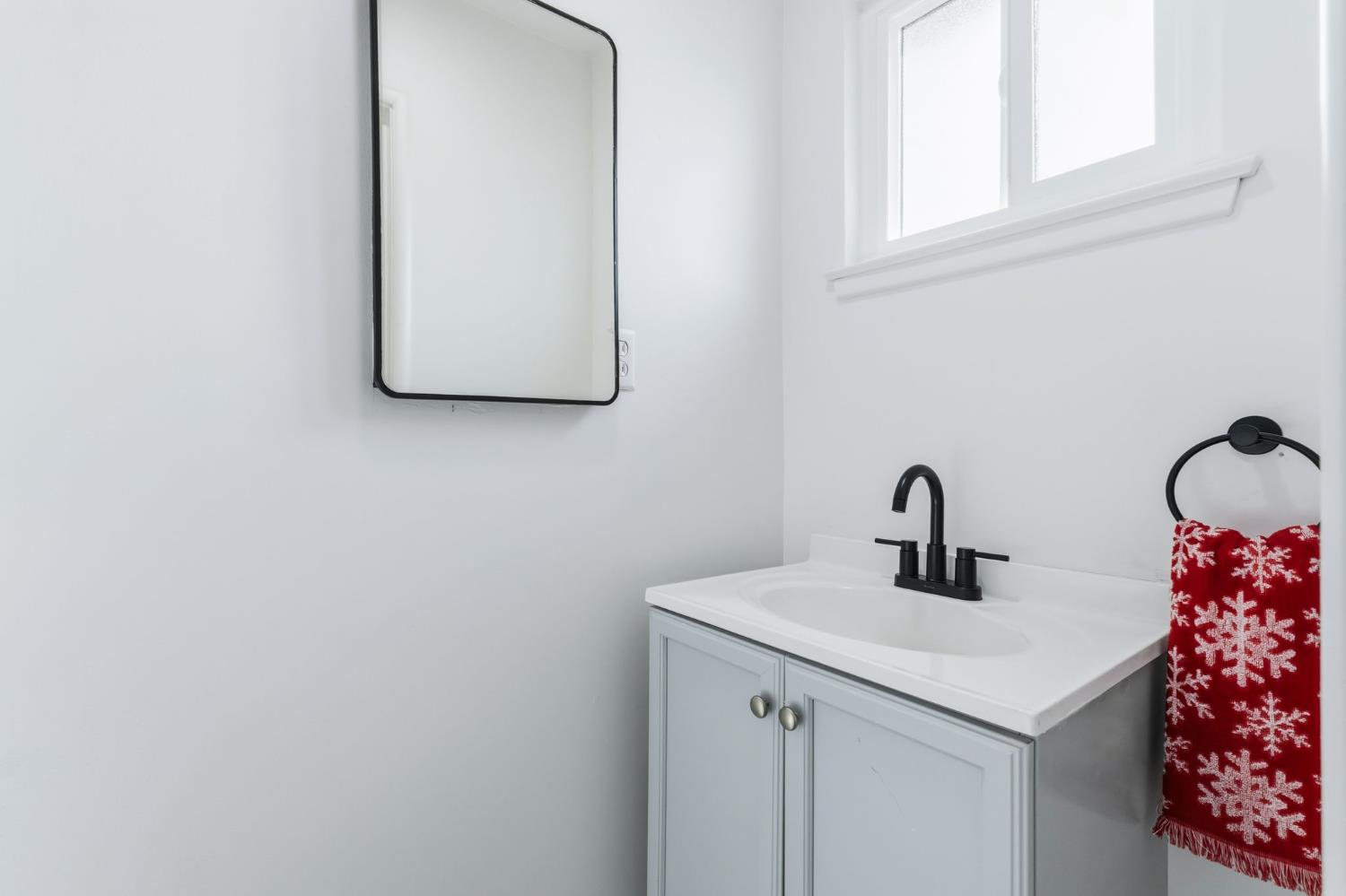 647 W Dennis Dr, Clovis, CA 93612