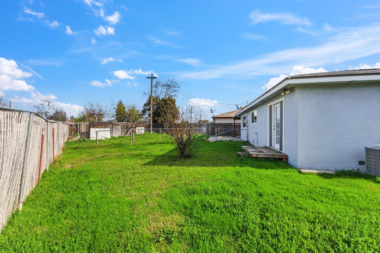 647 W Dennis Dr, Clovis, CA 93612