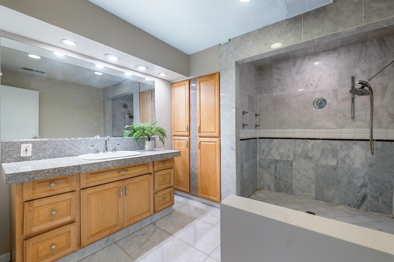 4666 N Zediker Ave, Sanger, CA 93657