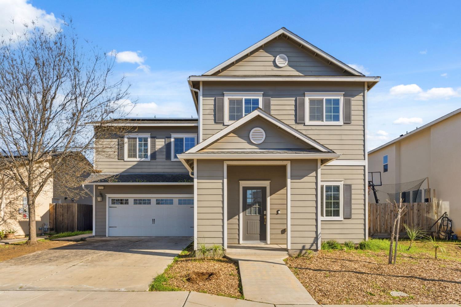 2715 Las Rosas Ave, Clovis, CA 93619