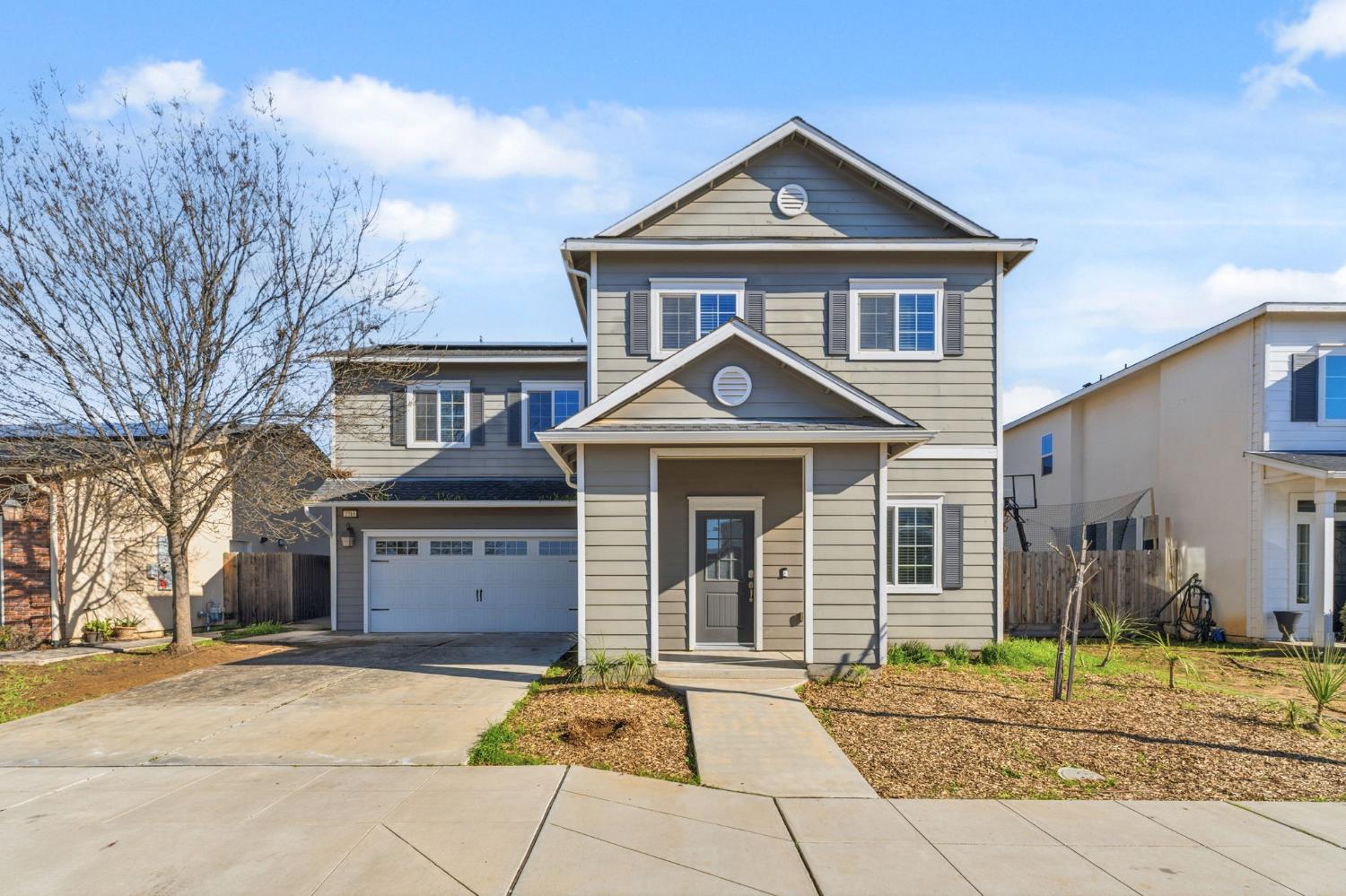 2715 Las Rosas Ave, Clovis, CA 93619