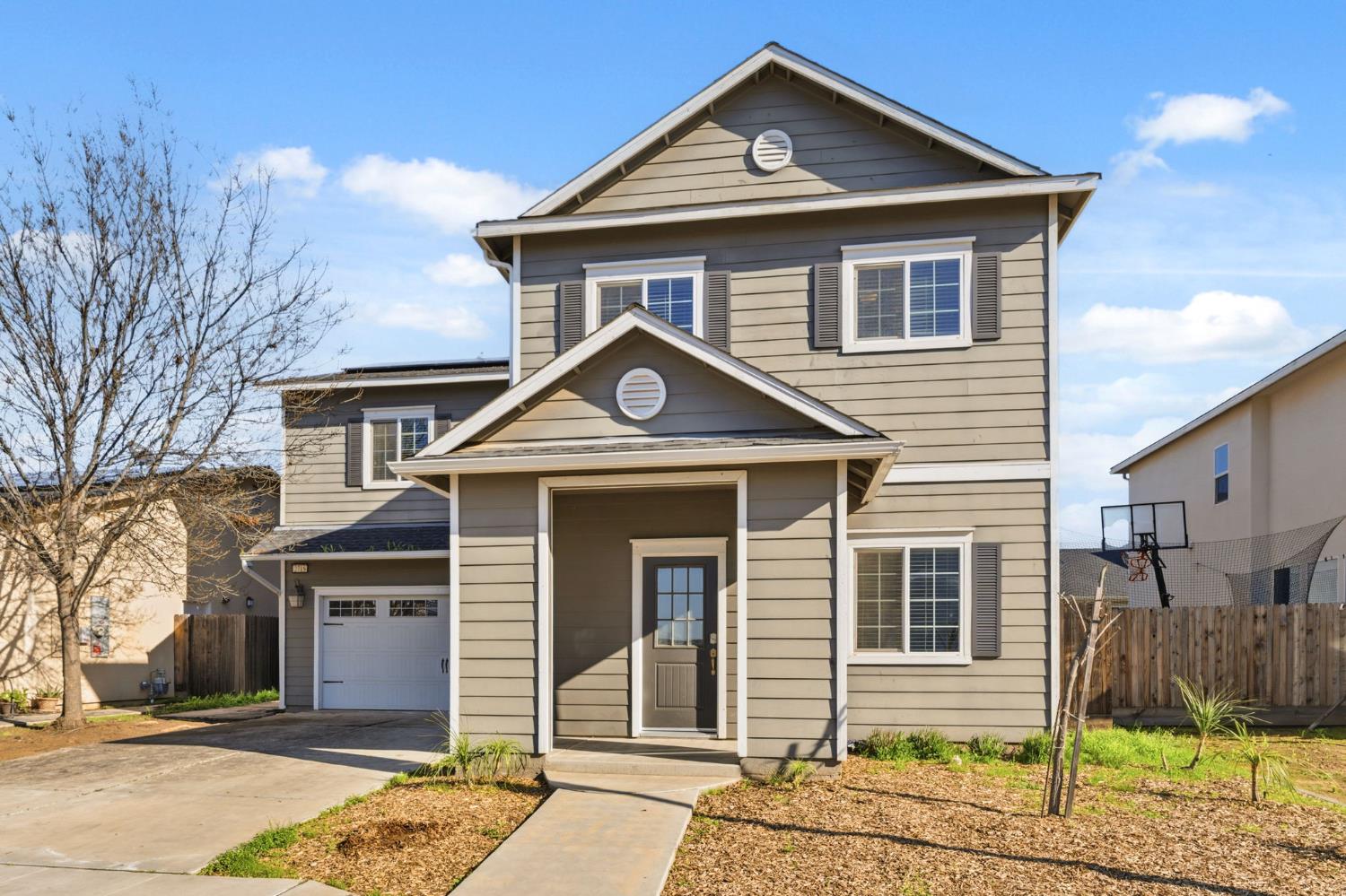 2715 Las Rosas Ave, Clovis, CA 93619