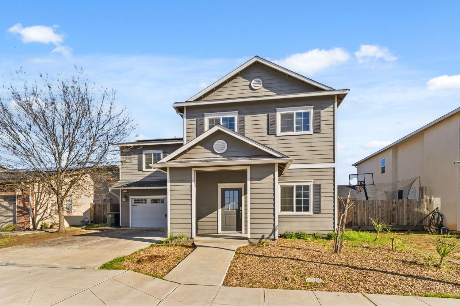 2715 Las Rosas Ave, Clovis, CA 93619