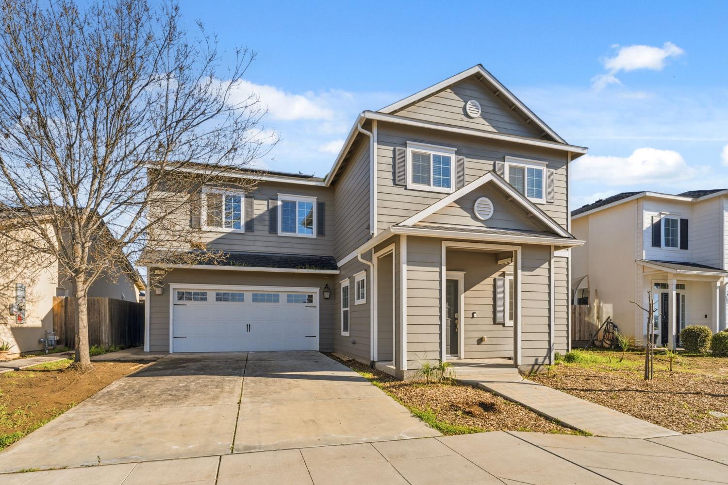 2715 Las Rosas Ave, Clovis, CA 93619